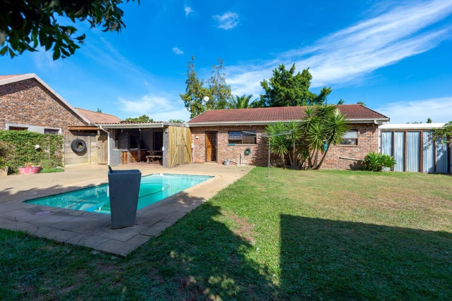 2 Bedroom Property for Sale in Groeneweide Park Western Cape
